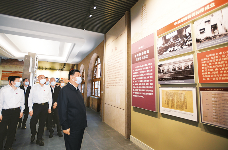 2021年9月13日至14日,中共中央总书记、国家主席、中央军委主席习近平在陕西省榆林市考察。这是14日上午,习近平在中共绥德地委旧址考察。 新华社记者 李学仁/摄